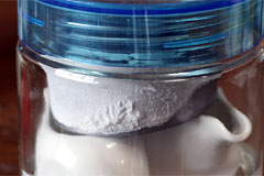 鉛と酢で鉛白を作る実験